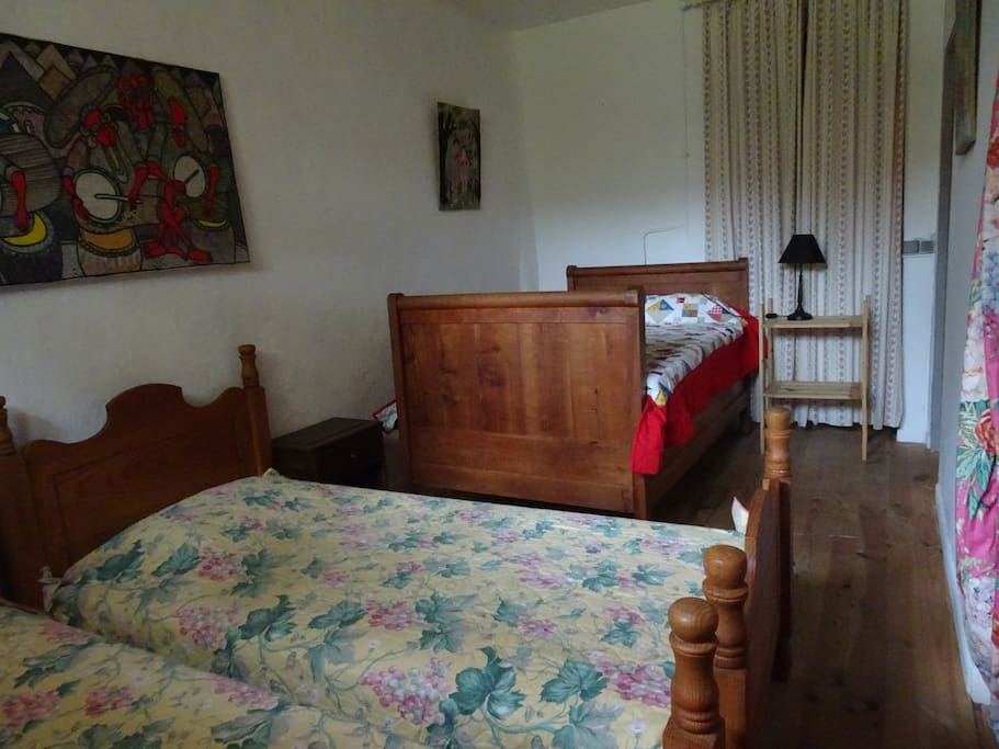 chambre des enfants avec 2 lits de 90 et 1 de 120cmcm(moustiquaire à la fenetre)