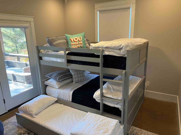 Две двуетажни легла в пълен размер и едно единично легло на колелца оформят двуетажната стая.  В непосредствена близост до долния етаж и игралната зала/кухненския бокс.