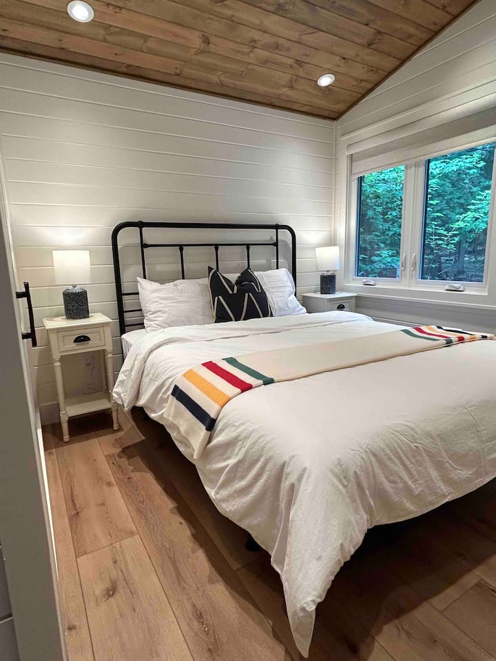 Bedroom #1 (queen bed)