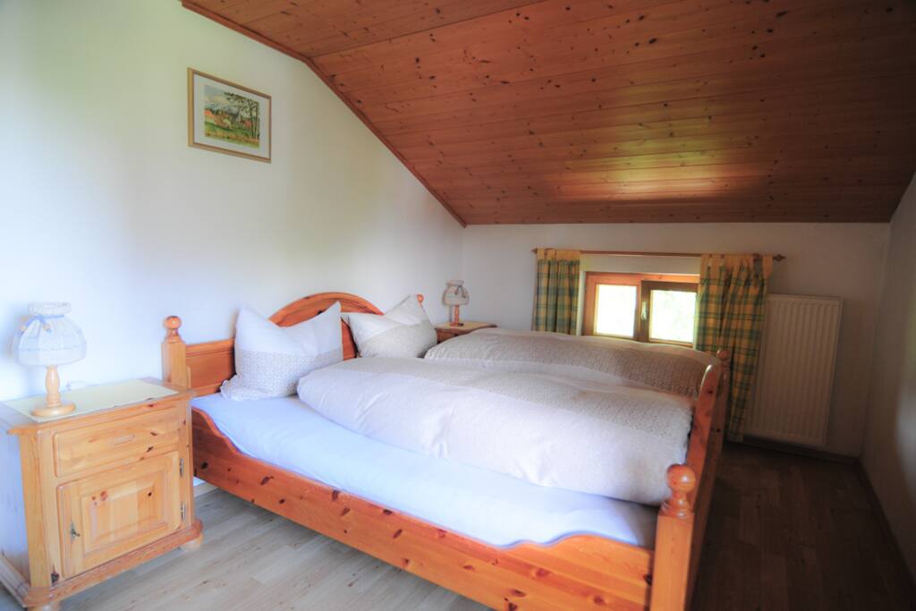 Schlafzimmer 1