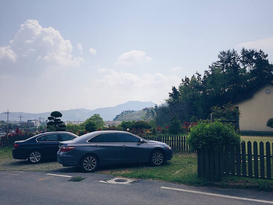 넉넉한 주차장, 맞은 편에 더 주차 가능