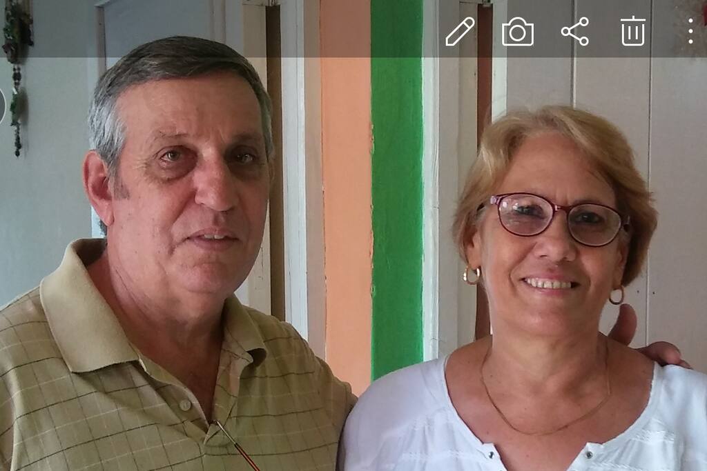 Celia la anfitriona, con su esposo Leo
