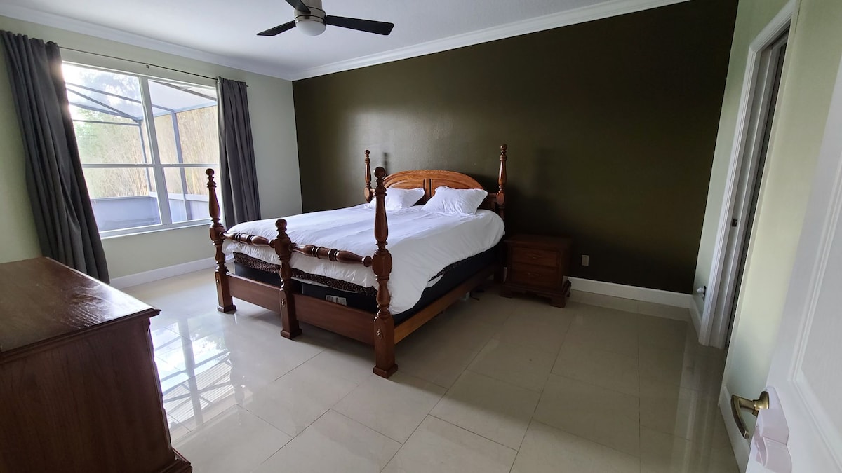 ห้องนอนใหญ่เตียงคิงไซส์