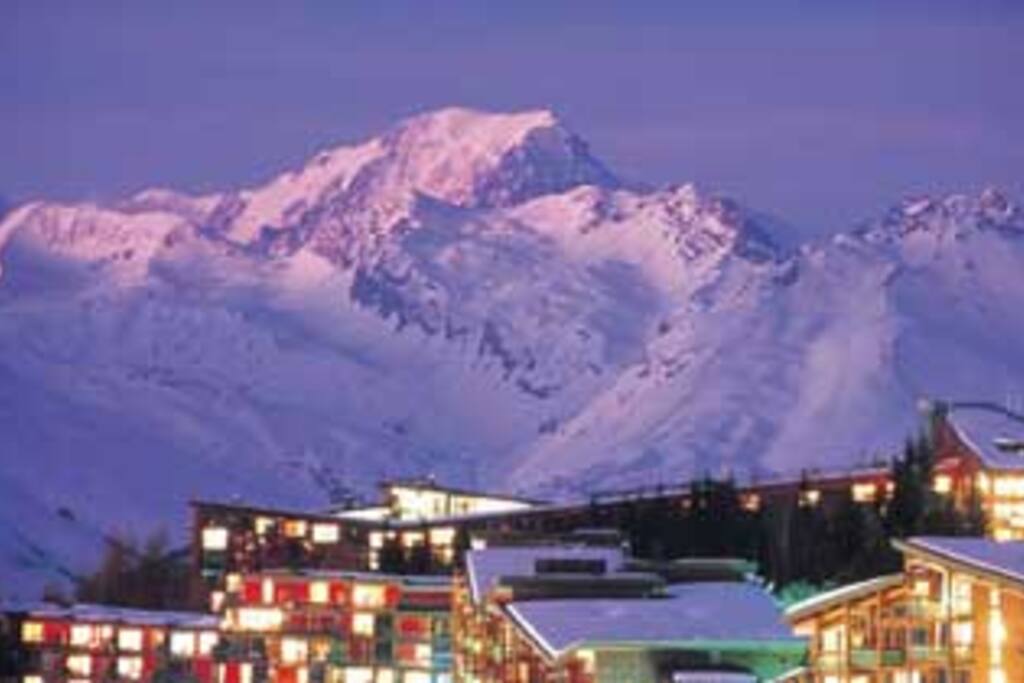 Vue sur le Mont-Blanc depuis les pistes de ski au-dessus de la résidence