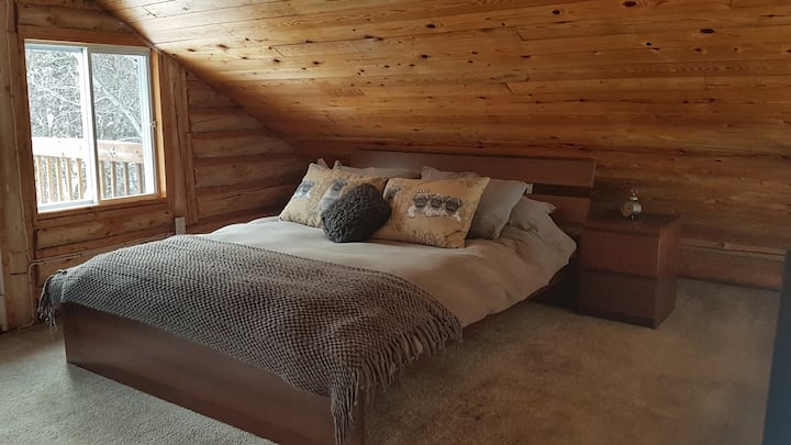 เตียงหลัก (ควีนไซส์) บนพื้นที่ห้องใต้หลังคา