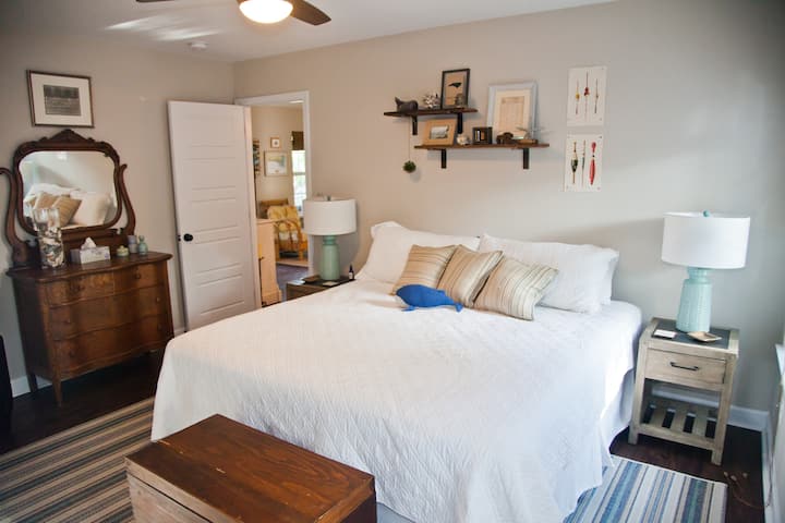 Habitación King acogedora y relajante - ¡también tiene un baño principal en suite!