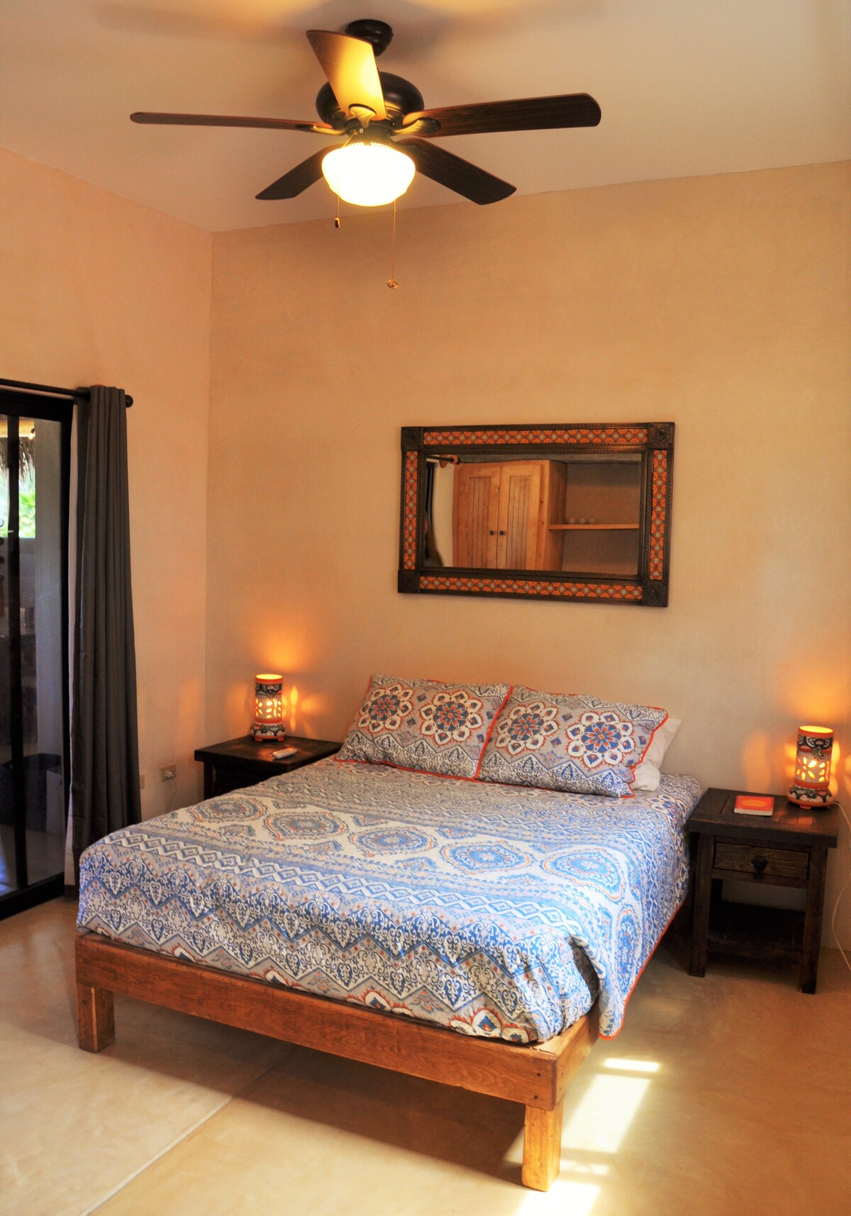 Maak het jezelf gemakkelijk op onze gloednieuwe queensize bedden. Elke slaapkamer heeft een badkamer met eigen badkamer en suite.