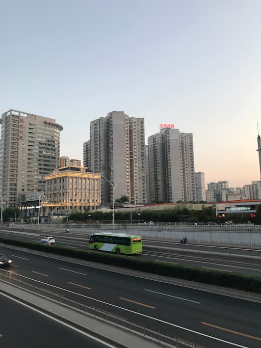 毗邻东三环 交通便利