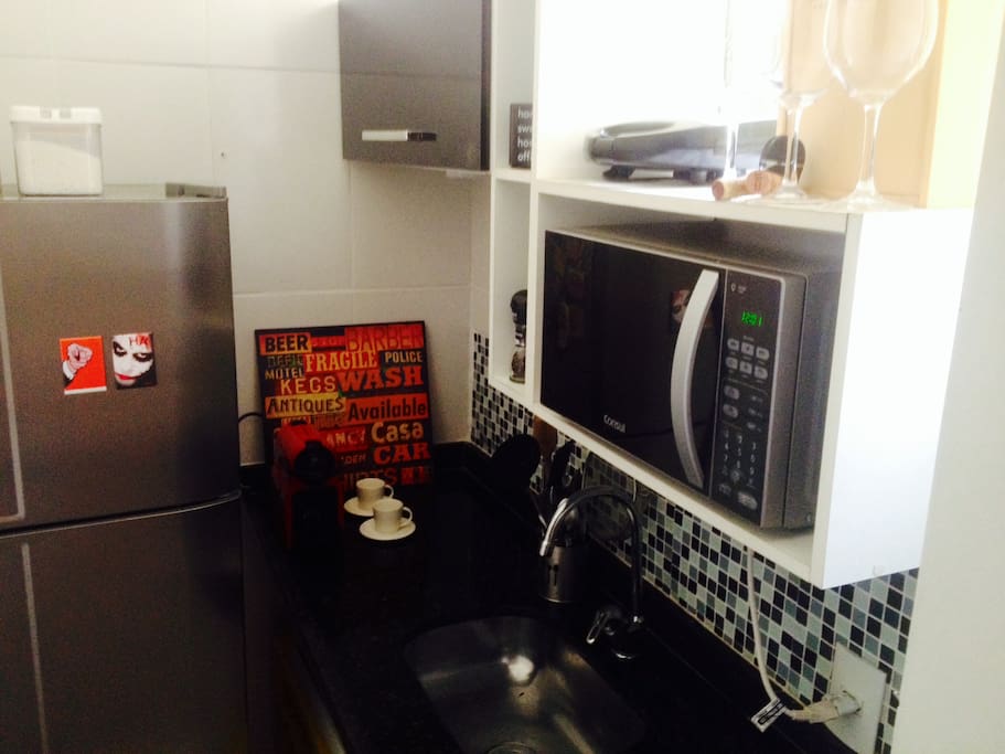 Cozinha - microondas, cooktop, saduicheira, nespresso.
