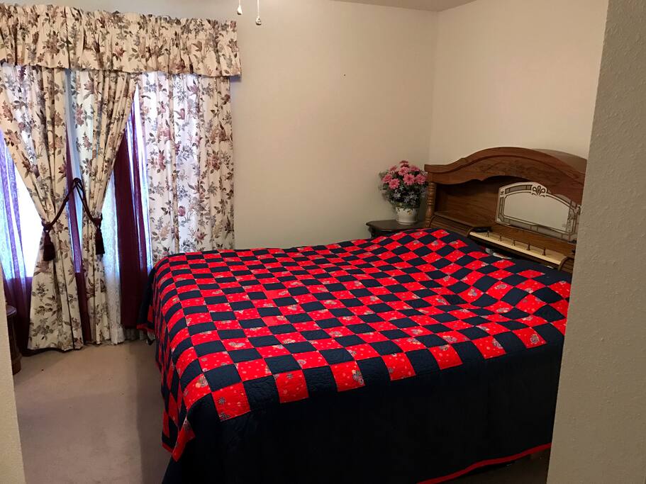 Bedroom with Kingsize Bed