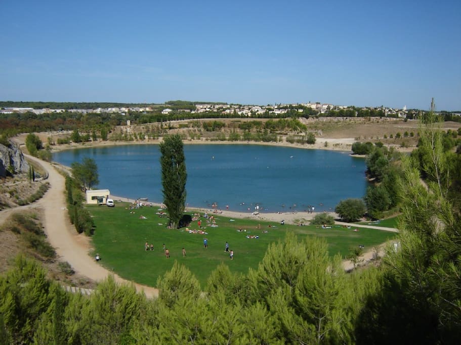 Lac accessible directement en 15 min à pied de la villa