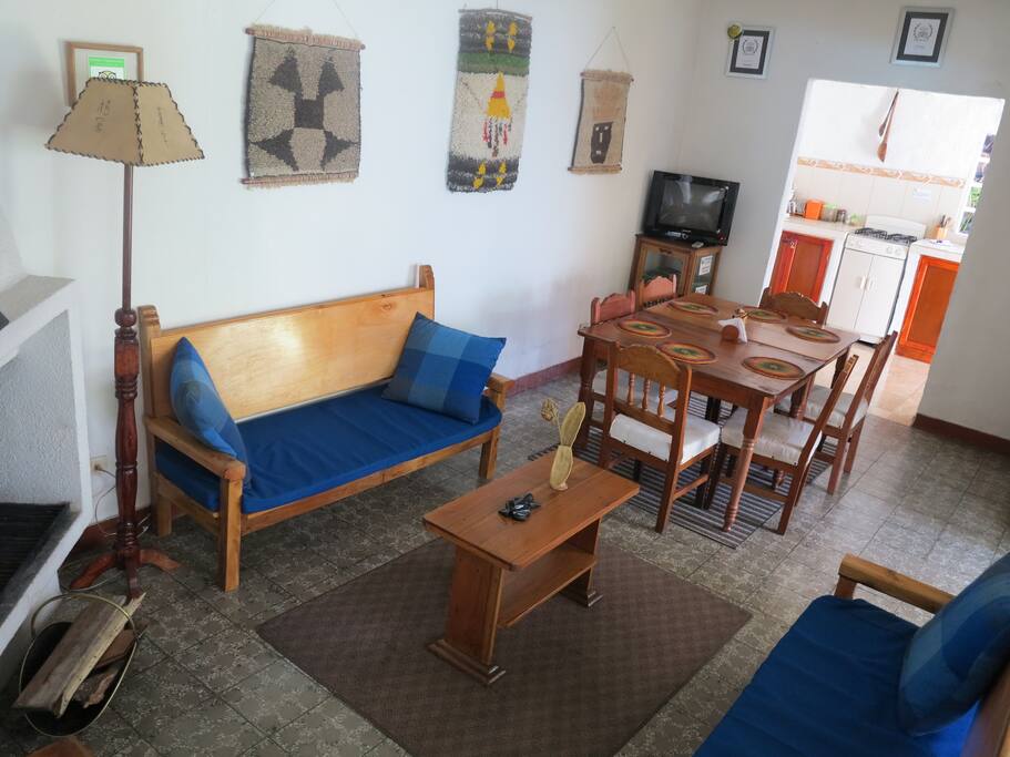 Sala comedor con chimenea. Cocina completamente equipada.
