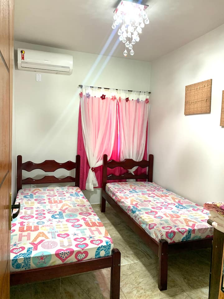 Chumba cha kulala cha 2

Vitanda 2 vya mtu mmoja 
Kiyoyozi 
Televisheni
Ventilador 
Chumba 1 cha kuvaa 
Magodoro 2 (ya ziada)