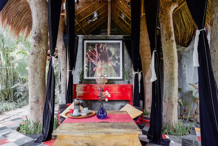 Magical modern bamboo treehouse