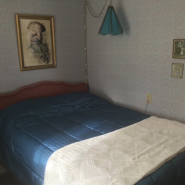 West side bedroom (double bed)