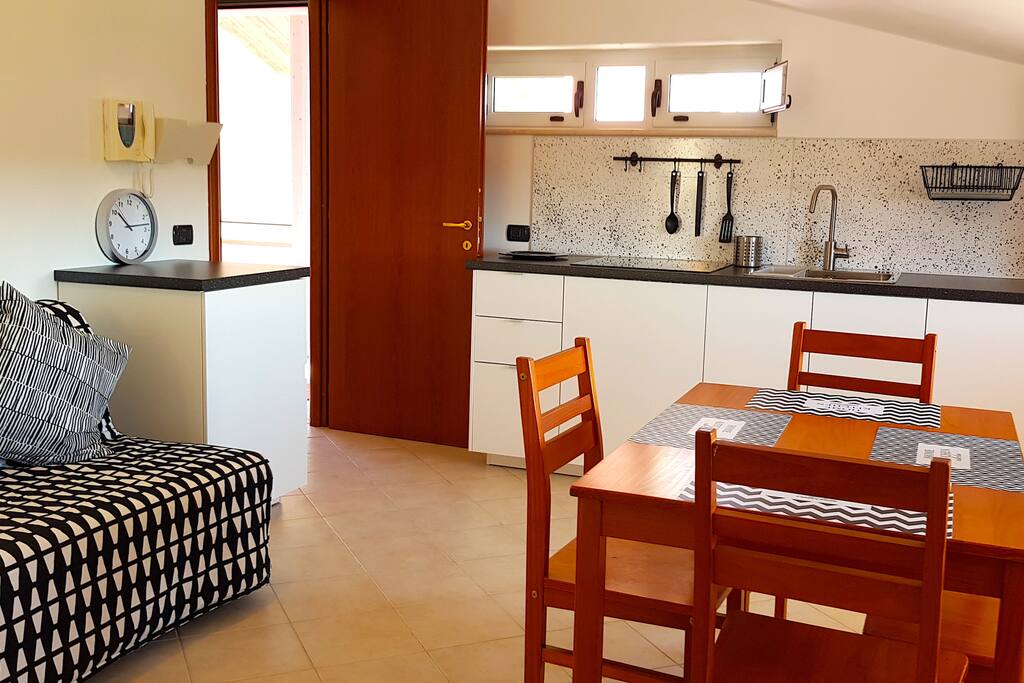 Soggiorno con cucina e divano letto