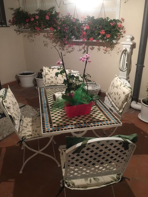 Tavolo su terrazzino fiorito