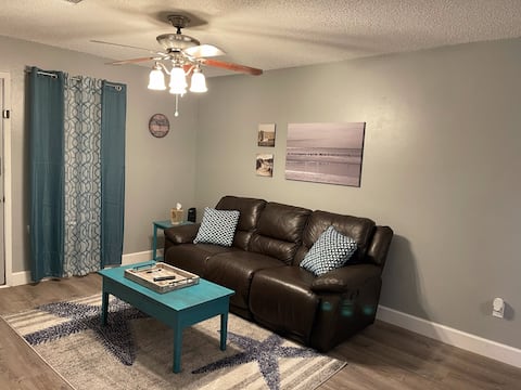 Top performing Airbnb: Beach Getaway: Cozy 2BR Condo in Gulf Breeze in Midway