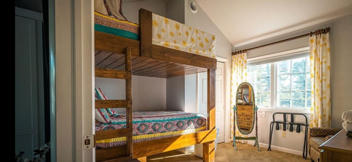 Vitanda vya ghorofa vya ukubwa kamili - ngazi ya juu