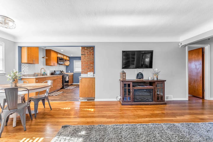 Cozy 3b/1b Entire Space Kid/pet Friendly - Cleveland, OH