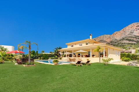 Casa en zona tranquila con piscina y jacuzzi