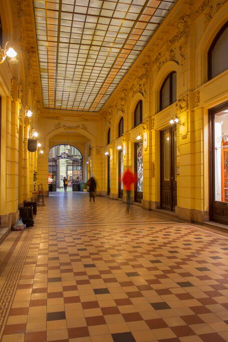 Eingang in das Gebäude (Tür rechts)