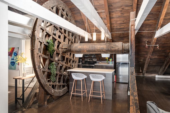 Historic 2BR Central Apt | St Paul St | Old Mtl