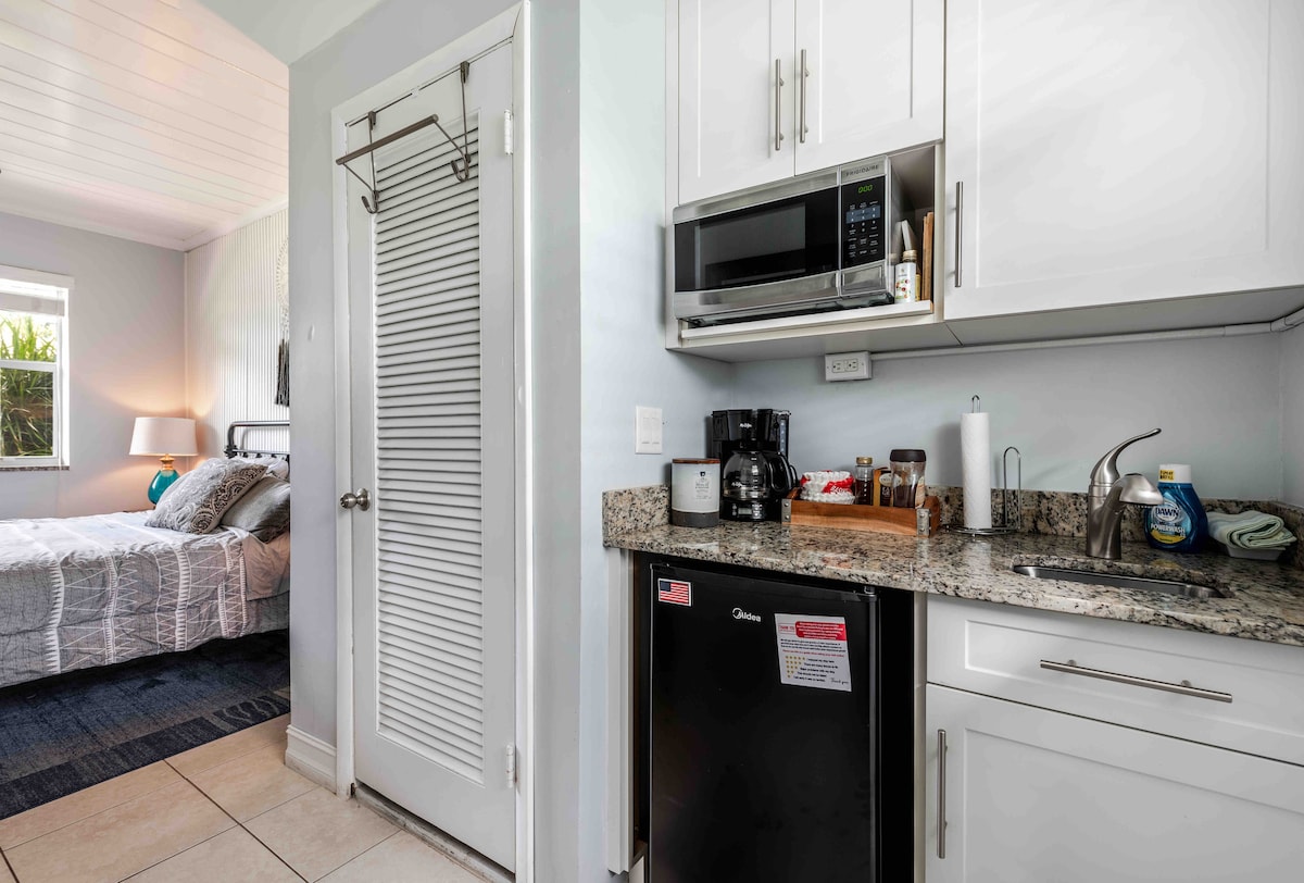 Small kitchenette with fridge, coffee machine and microwave ovn