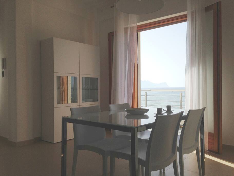Soggiorno - zona pranzo con vista sul mare