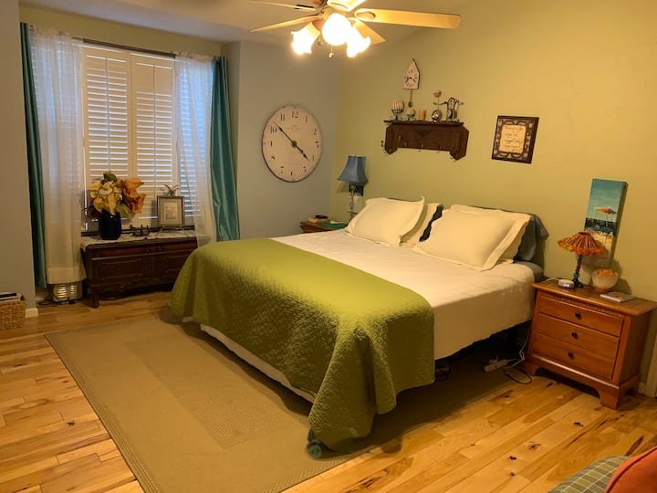 ห้องนอนหลัก (Primary Bedroom)