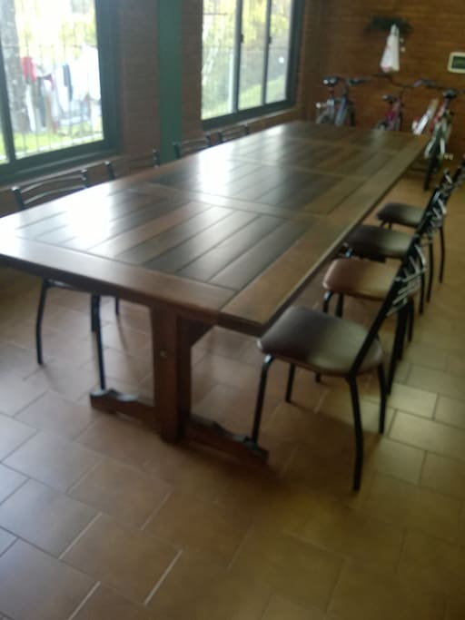 Amplia mesa para comer en familia o entre amigos