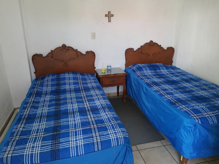 Спална соба бр. 4, 2 единечни кревета и бања со тоалет