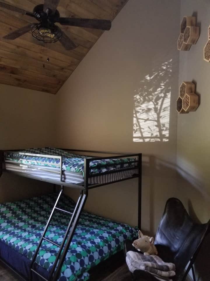 غرفة نوم صغيرة للأطفال مع سرير مزدوج بطابقين كاملين.