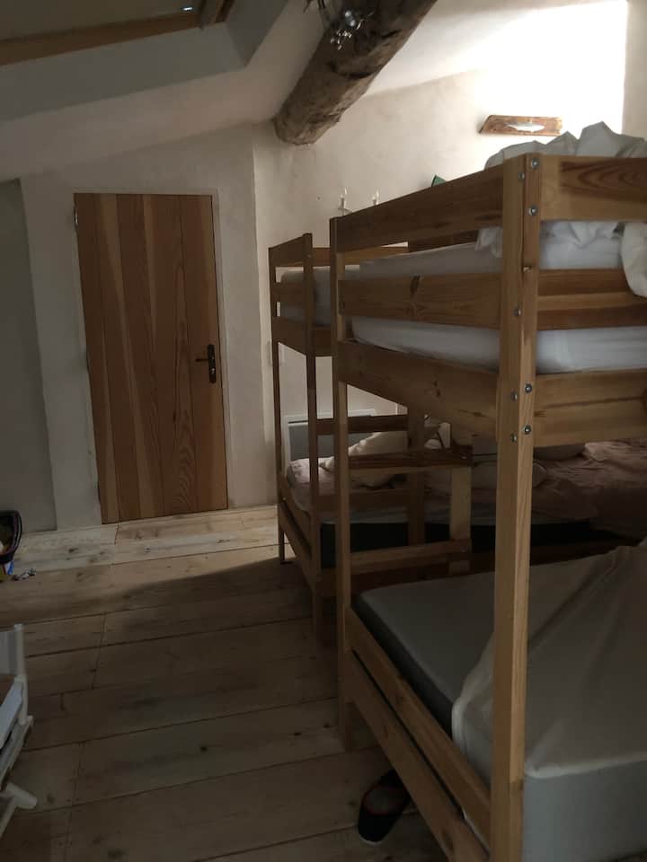 这里有两张双层床。此房间与主屋相连。