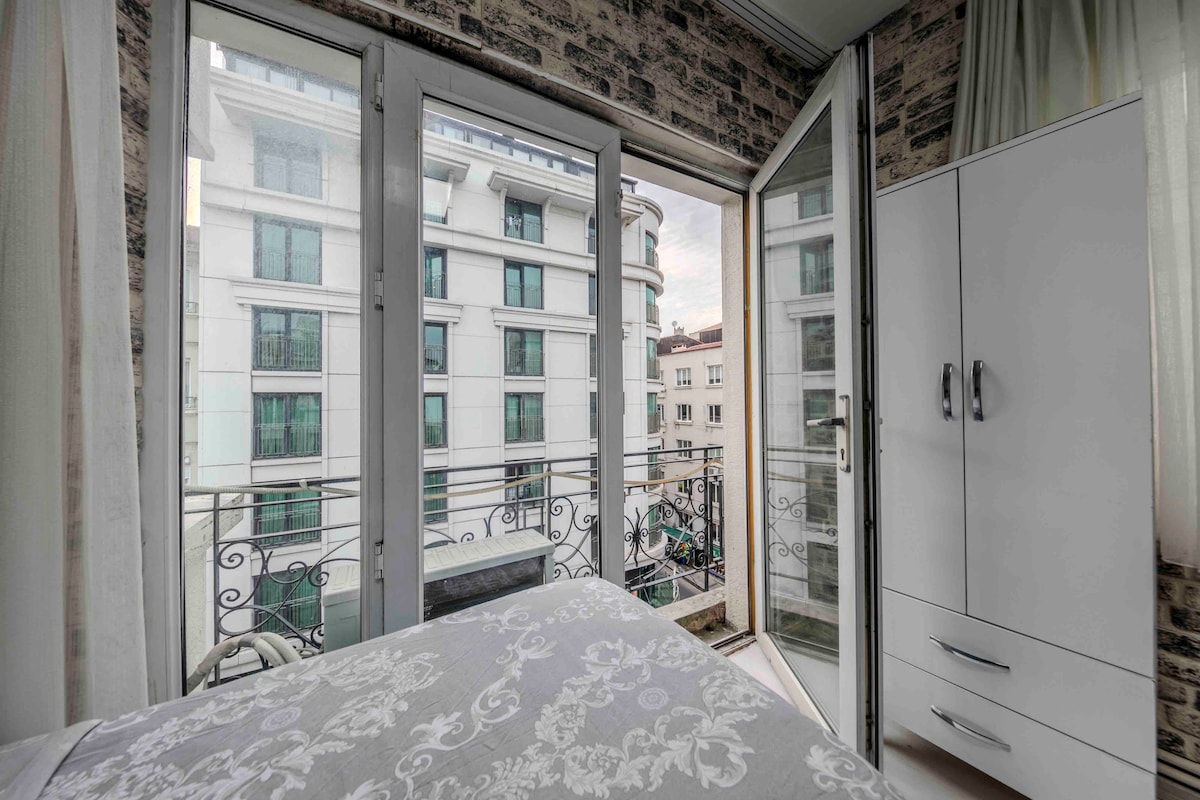 הוא כולל מיטת קווין סייז, מצעים וארון בגדים. היא אידיאלית לשינה נוחה ומציעה אווירה שלווה. הם מתאימים לשהיות לטווח קצר וארוך. מעוצב מתוך מחשבה על נוחות של משפחות וזוגות.