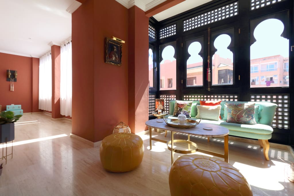 Toutes les pièces de l'appartement ont de grandes baies vitrées donnant sur la véranda (Menzeh), la terrasse et le balcon ! / All the rooms of the apartment have big window doors that face on the Veranda (Menzeh) balcony and terrace!