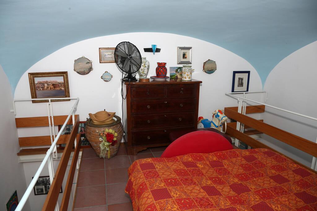 Letto alla francese su soppalco