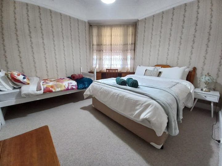 Втора спалня с двойно легло и единични легла