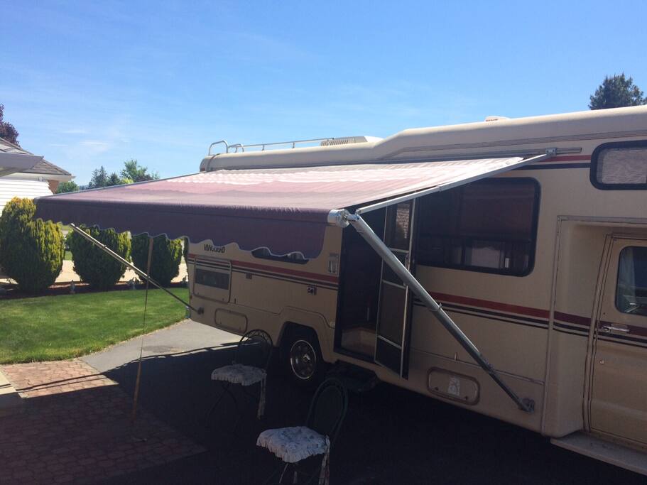 25' 1985 Ford Vanguard Motorhome