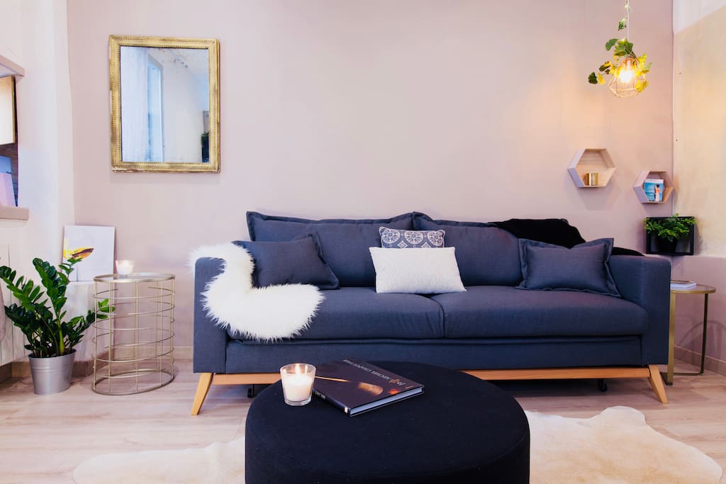 Canapé lit très confortable deux personnes, en complément du lit , si vous êtes plus que 2 .