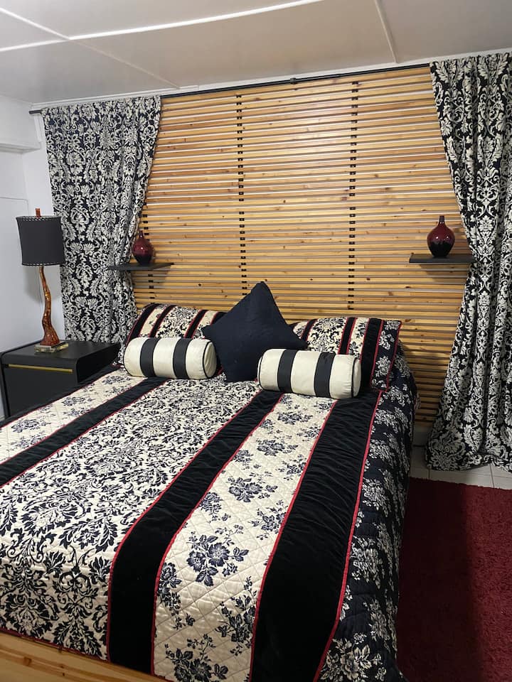 Kitanda aina ya Master bedroom queen 