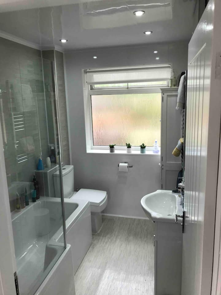 Single quiet room solihull. Good links to Bham Houses for Rent in