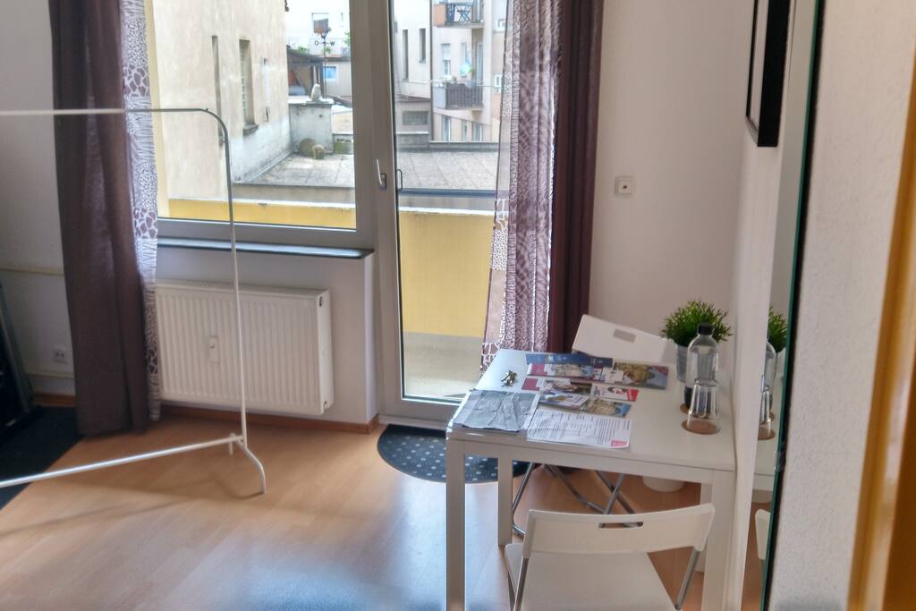 Sitzmöglichkeit und Zugang zum eigenen Balkon