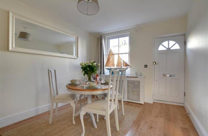 The Little Deal Cottage Beachside Town Centre Cottages For