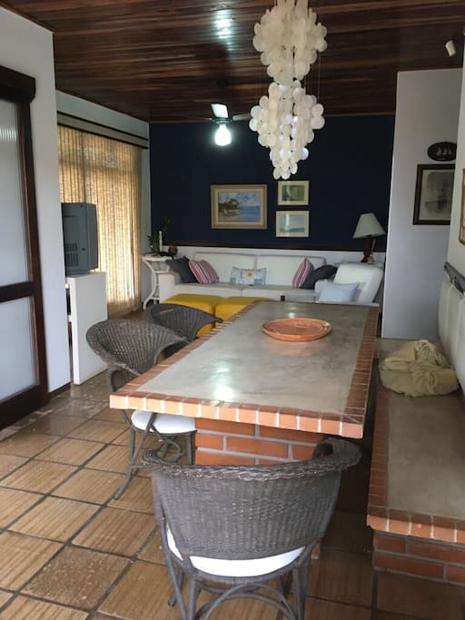 Sala e mesa de jantar