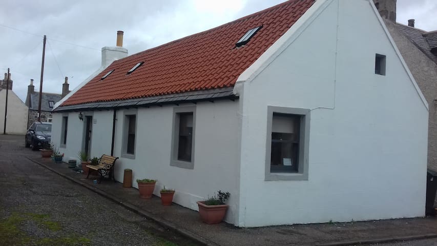 Seahorses The Upside Down Cottage 3 Bedrooms 1 Bathroom Cottage In Cullen United Kingdom