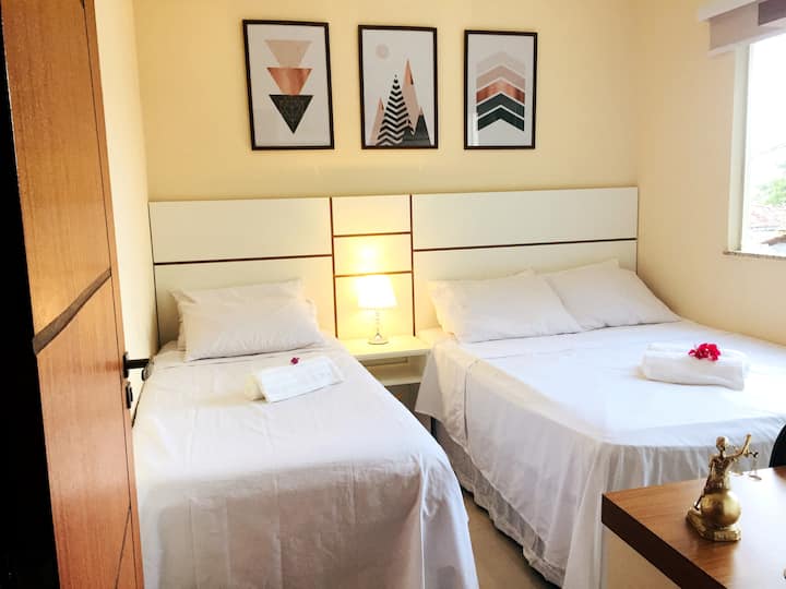 Спална соба 1 - единечен кревет, двоен кревет, гардеробер со фиоки, телевизор и клима уред.