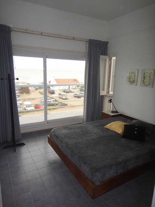 Dormitorio principal con baño propio y vistas al mar