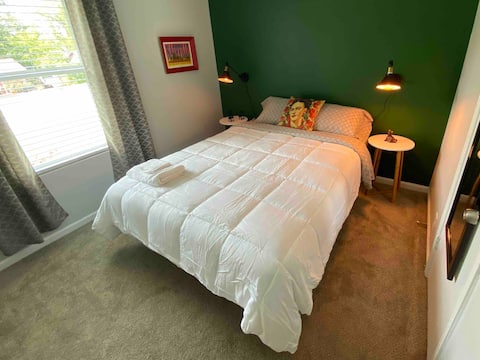 Fresh Cozy Room 6 mi from Downtown!