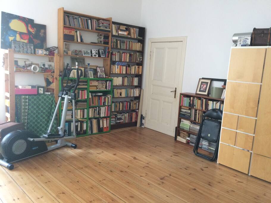 Das Zimmer zur Tür hin.